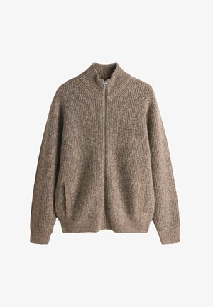 Brauner, gerippter Strickpullover mit hohem Kragen, durchgehendem Reißverschluss vorne und zwei Seitentaschen. Weiche Textur mit entspannter Passform.