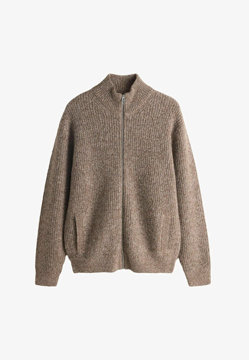 Brūns ribains adījuma džemperis ar augstu apkakli, pilna priekšējā rāvējslēdzēja un divām sānu kabatām. Mīksta tekstūra un vaļīgs piegriezums.