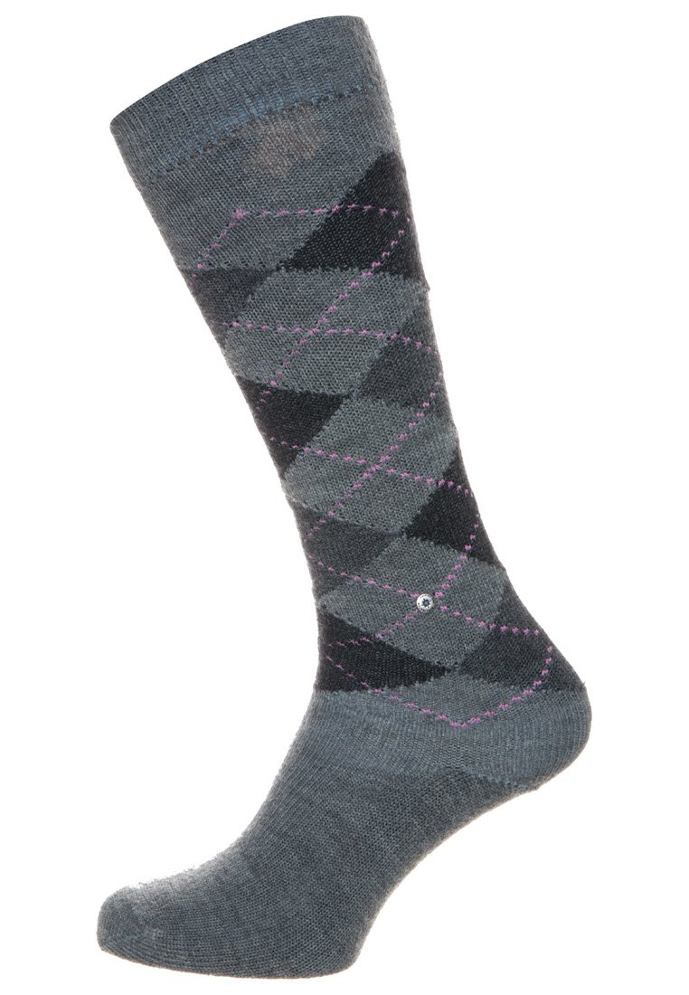 Calcetín hasta la rodilla en gris con un patrón de diamantes. Hecho de material suave, con acentos en gris oscuro, gris claro y rosa. Detalle de hardware notable presente.