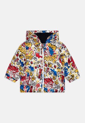 Veste à capuche pour enfants avec des imprimés colorés de style graffiti comprenant des visages souriants, des mains, du texte, de la nourriture et des formes abstraites sur fond blanc.