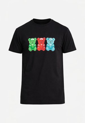 Sort T-shirt med tre skinnende vingummi-bjørneillustrationer i grøn, rød og blå, der er placeret vandret på tværs af brystet.