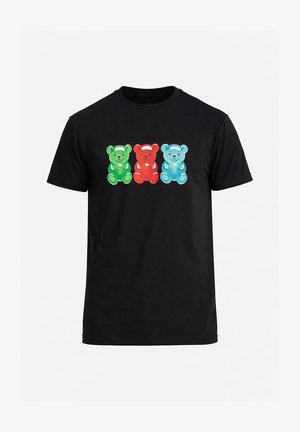 Schwarzes T-Shirt mit drei glänzenden Gummibärchen-Illustrationen in Grün, Rot und Blau, horizontal über der Brust angeordnet.