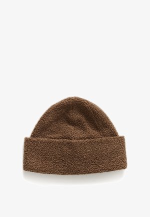 Braune, flauschige Strickmütze mit umgeschlagenem Bündchen und weicher Textur, ausgestattet mit einer abgerundeten Oberseite und gleichmäßigen Nähten.