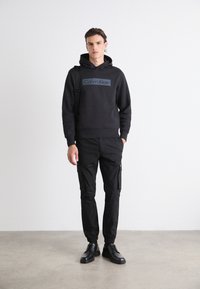 Calvin Klein BOX STRIPED LOGO HOODIE - Kapucni - black