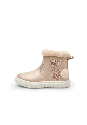 Botte de cheville métallique rose avec doublure en fausse fourrure, un accent en paillettes texturé en forme de lapin et une semelle en caoutchouc blanc.