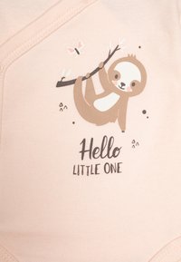 Body de bebé rosa claro com um bicho-preguiça pendurado num ramo, acompanhado de borboletas e o texto "Olá, Pequeno" em preto.