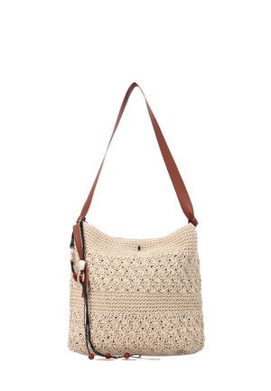 Beżowa szydełkowana torba na ramię z brązowym paskiem i ozdobnymi koralikami wiszącymi na skórzanym sznurku z jednej strony.