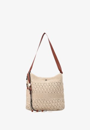 Geantă bej croșetată de umăr, cu o curea maro și mărgele decorative agățate de un șnur din piele pe o parte.