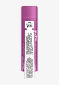 Lila plastbehållare märkt "FB08 Blueberry Burst," med en vit, detaljerad ingredienslista på sidan. Slät textur, cylindrisk form.