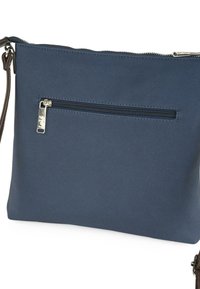 Bolso cruzado de lona azul con una superficie texturizada, que cuenta con un compartimento principal con cremallera y un bolsillo frontal con detalle de cremallera.