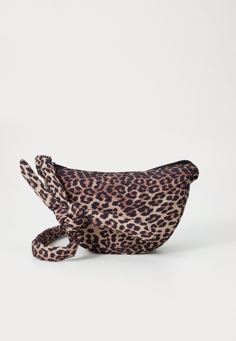 Lapių rašto audinio maišelis su suapvalinta forma, užtrauktuku uždaromas ir su susuktą rankena nešimui. Yra tamsiai rudos ir šviesiai rudos dėmės ant kreminės.