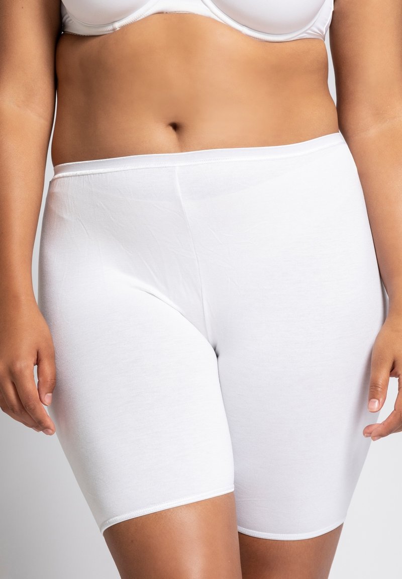 Witte katoen hoge taille shorts met een gladde textuur, die tot halverwege de dij reiken. Beschikt over een reguliere tailleband en minimale zichtbare stiksels.
