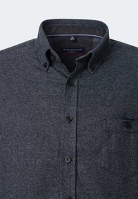 Lässige Passform Hemd mit Knöpfen aus strukturiertem dunkelgrauem Stoff. Verfügt über einen Standardkragen, eine Fronttasche und schwarze Knöpfe zum Verschließen.