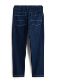 Pantalones de mezclilla azul oscuro con piernas rectas, bolsillos traseros y detalles de costura en contraste. Cuenta con una cinturilla con pasadores para cinturón.