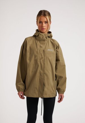 Giacca impermeabile color khaki con cappuccio, polsini elasticizzati e orlo regolabile. Presenta un logo frontale e due tasche laterali con zip.