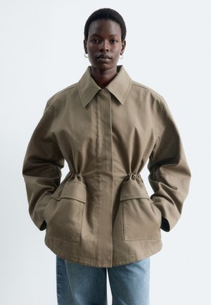 & OTHER STORIES, & OTHER STORIES OVERSIZED DRAWSTRING UTILITY JACKET - Halflange jas - khaki green