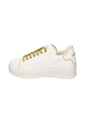 Sneaker bianco in pelle con punta arrotondata, dettagli dorati e lacci. Presenta una suola bianca spessa e lacci dorati texturizzati.