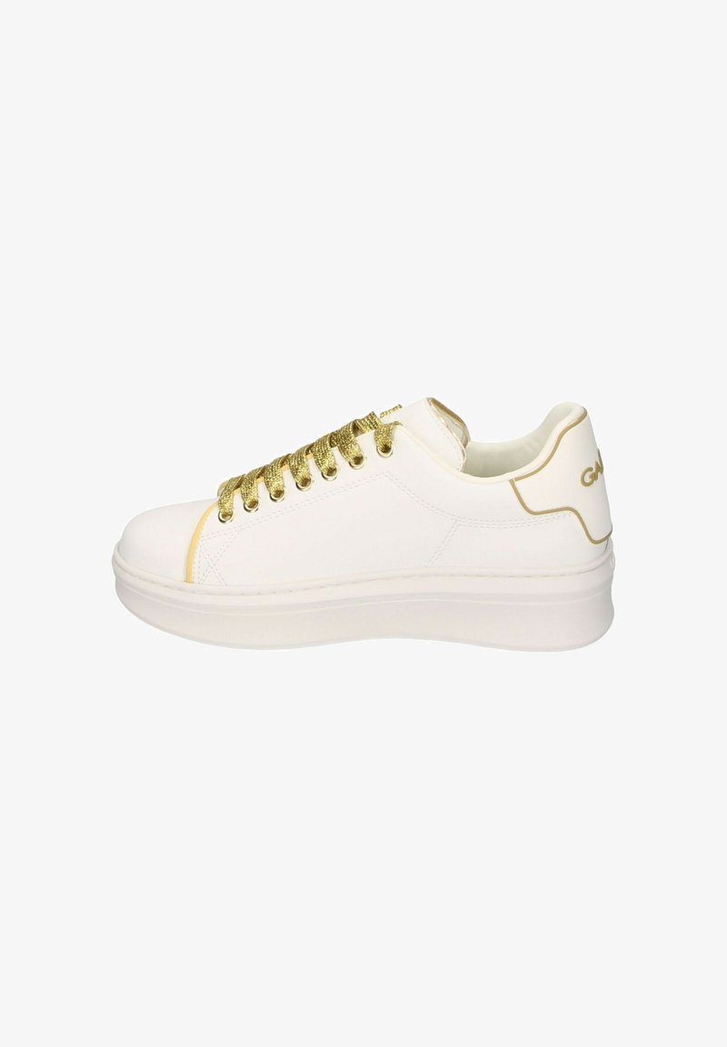 Sneaker bianco in pelle con punta arrotondata, dettagli dorati e lacci. Presenta una suola bianca spessa e lacci dorati texturizzati.