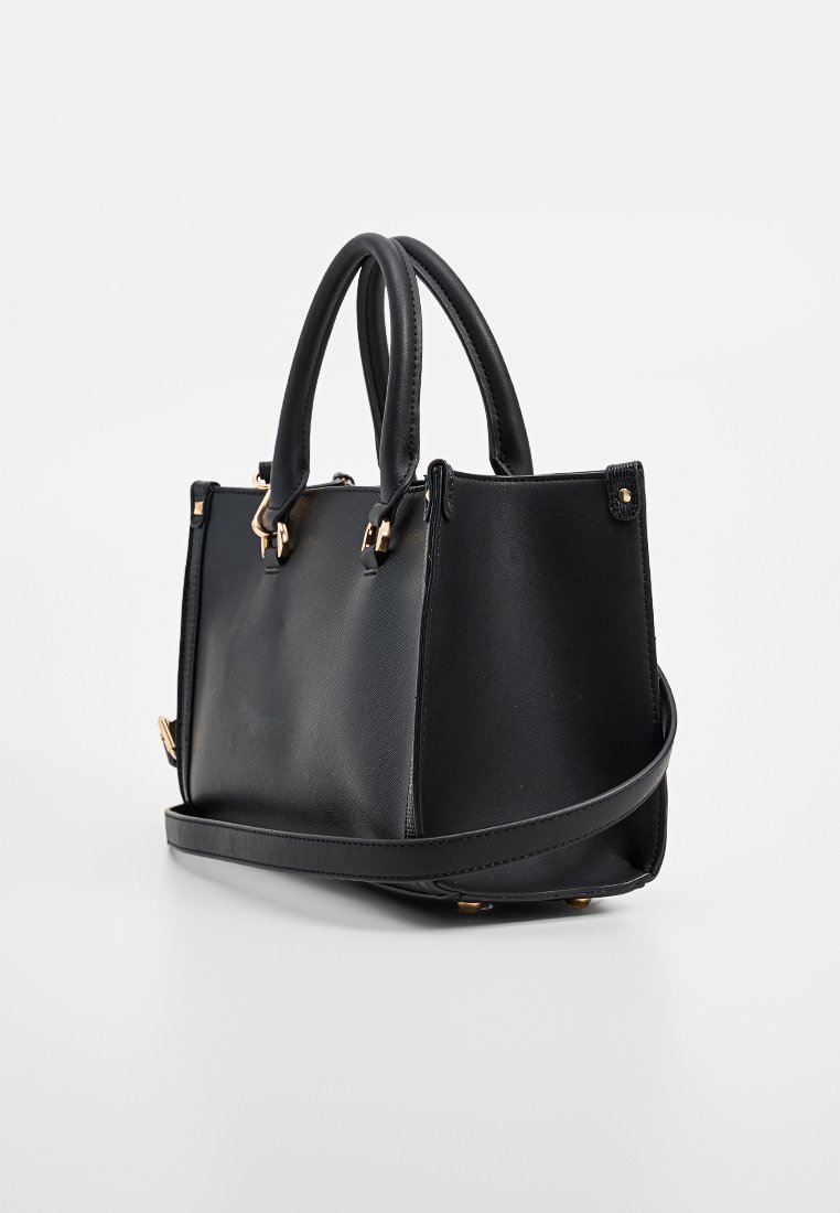 Borsa a mano in pelle nera con forma strutturata, doppi manici superiori, tracolla rimovibile e dettagli in metallo dorato.