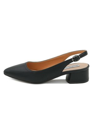 Scarpa décolleté nera con punta affilata, tacco a blocco basso, texture in pelle liscia e fibbia laterale per regolazione.