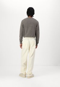 Jacker BEACH PANT SIGNATURE UNISEX - Bukse - white