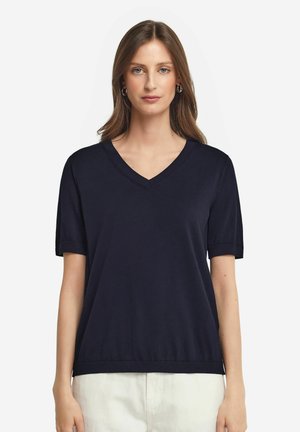 Marineblå kortærmet V-hals sweater, lavet af glat strikket stof, med rullede ærmer og en afslappet pasform, med en lige kant.