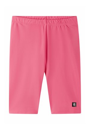 Różowe rozciągliwe spodenki do kolan z elastycznym paskiem i małą czarną naszywką z logo na dolnej lewej nodze.