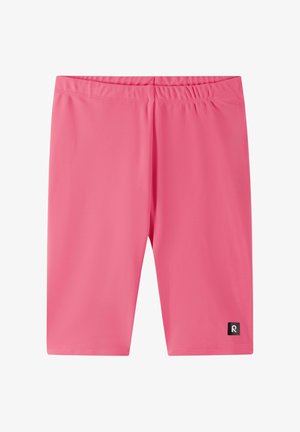 Różowe rozciągliwe spodenki do kolan z elastycznym paskiem i małą czarną naszywką z logo na dolnej lewej nodze.