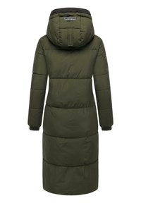 Oliven grøn puffjakke med hætte, lange ærmer og længde til midt på læggen. Har quiltede sektioner og elastiske mansjetter for ekstra varme.