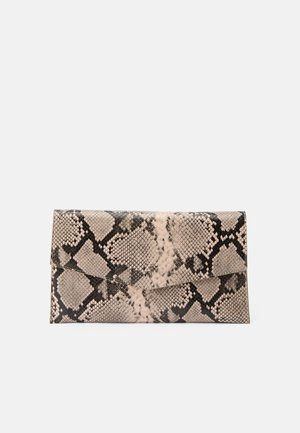 Pochette imprimée en python dans des tons neutres avec un design d'enveloppe structuré. Surface texturée présentant des motifs géométriques et une fermeture à rabat.