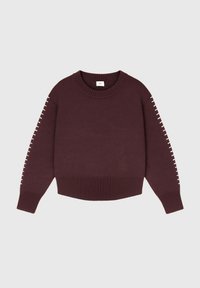 Pull en tricot bordeaux avec un col rond, un ourlet côtelé et des coutures contrastantes blanches le long des manches. Texture douce et coupe décontractée.