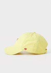 Gelbe Baumwoll-Baseballmütze mit gebogenem Schirm, gesticktem Logo auf der Vorderseite und roten Akzenten. Verstellbarer Riemen auf der Rückseite für die Passform.