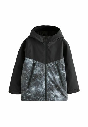 Veste à capuche noire avec un devant à motif géométrique gris et blanc, comportant deux poches zippées et un tissu lisse, résistant à l'eau.
