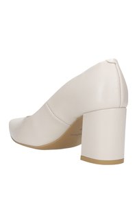 Scarpa con tacco alto in pelle beige con punta arrotondata e tacco a blocco. Presenta dettagli cuciti e una finitura liscia e lucida.