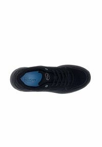 Scarpa da ginnastica nera con tomaia strutturata, punta rotonda, lacci neri e soletta blu con un logo. Design minimalista con motivi delicati.