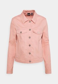 Chaqueta de mezclilla rosa con cuello, botones frontales y dos bolsillos en el pecho. La tela es suave con un ligero brillo y mangas largas.