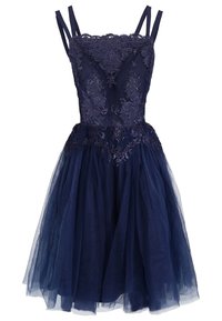 Marinblå klänning med ett åtsittande liv, spetsdetaljer och tunna band; har en voluminös tyllkjol och intrikata blommönster.