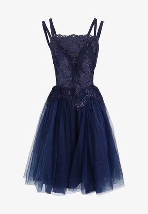Robe bleu marine avec un corsage ajusté, des détails en dentelle et des fines bretelles ; présente une jupe en tulle volumineuse et des motifs floraux intricats.