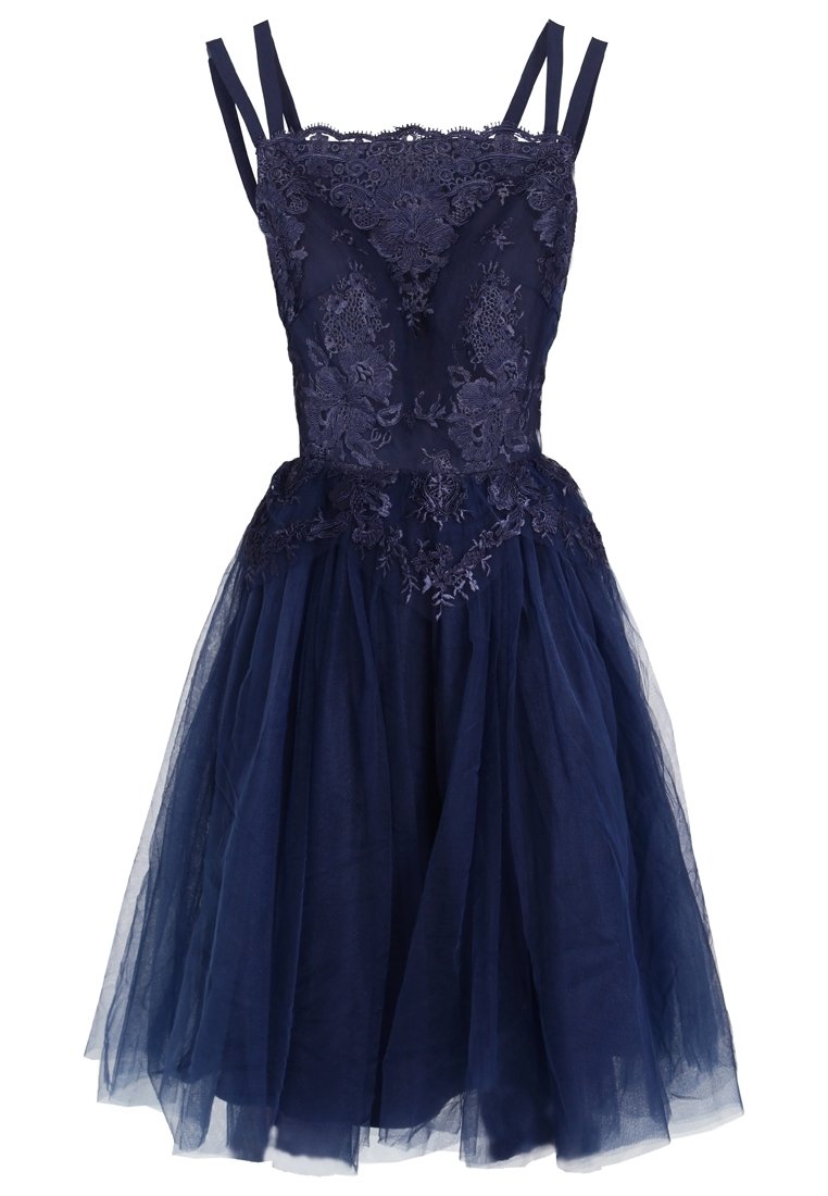 Marinblå klänning med ett åtsittande liv, spetsdetaljer och tunna band; har en voluminös tyllkjol och intrikata blommönster.