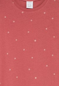 Kinder T-Shirt in staubigem Rosa mit kleinen weißen Blumenmotiven, runder Ausschnitt, Größenetikett zeigt EUR 128, UK 7-8 Jahre, hergestellt in Bangladesch.