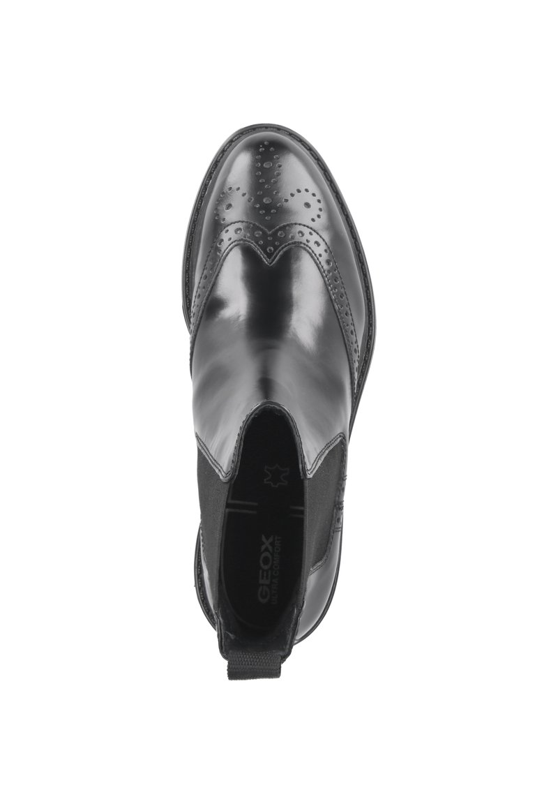 Stivale alla caviglia in pelle nera con perforazioni decorative e pannelli elastici laterali. Texture liscia con punta rotonda e marchio Geox all'interno.