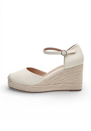 Espadrilla beige da donna con zeppa, cinturino alla caviglia e suola intrecciata in juta, punta chiusa e chiusura con fibbia su sfondo bianco neutro.