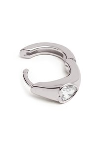 Orecchini in metallo argentato con un design liscio e arrotondato, accentuati da un cristallo trasparente sfaccettato a forma di goccia.