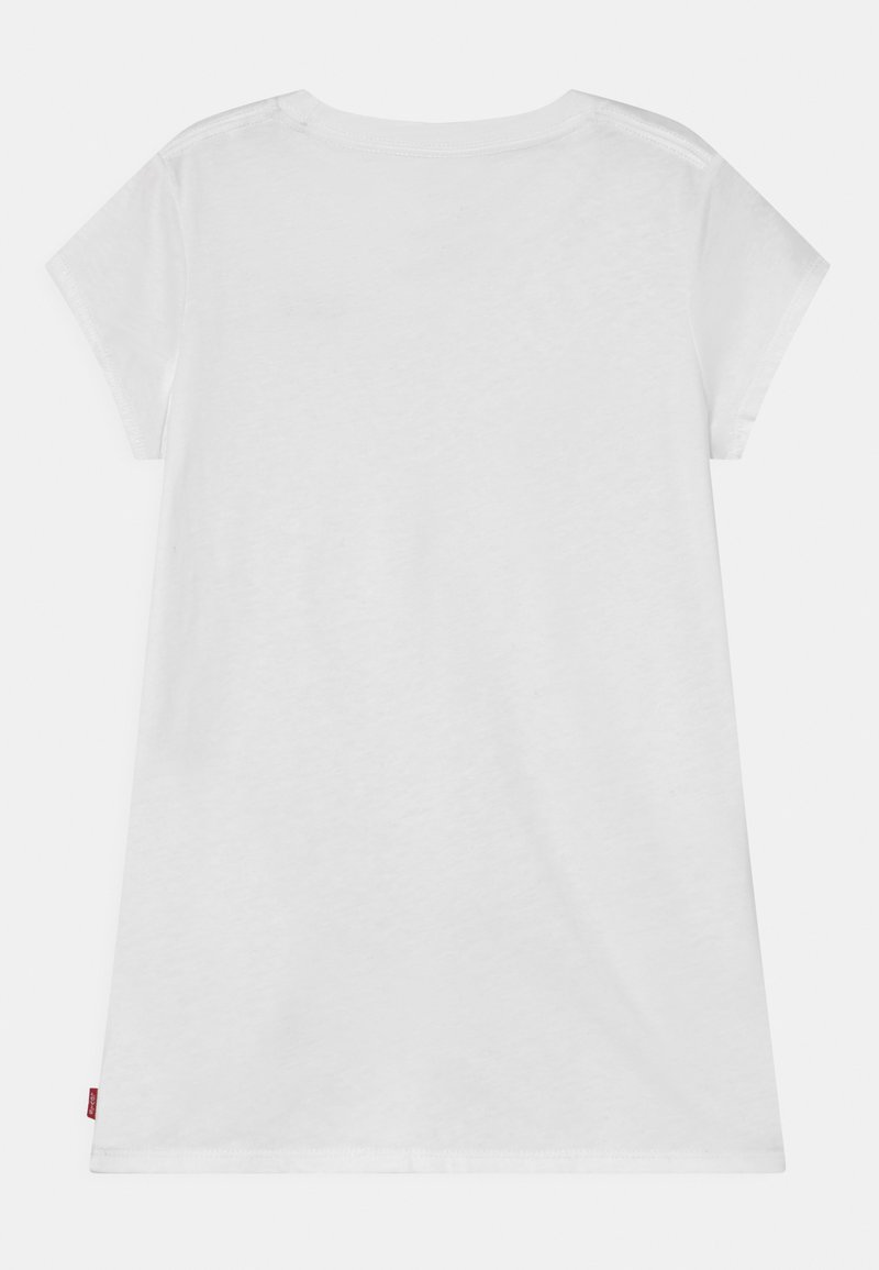 Camiseta blanca de algodón con mangas cortas y cuello redondo. Presenta un diseño sencillo, textura suave y un pequeño logotipo rojo en el dobladillo.