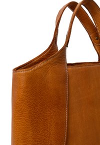 Sac à fourre-tout en cuir marron avec une texture, deux anses, et des coutures contrastantes le long des bords pour un détail supplémentaire.
