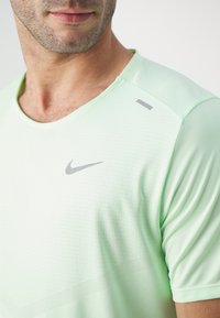 Nike Performance RISE - Camiseta deportiva - vapor green/silver