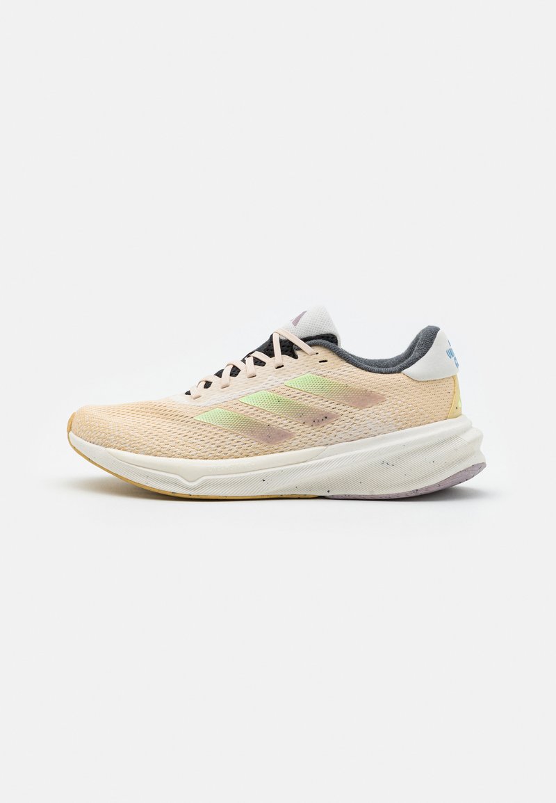 adidas Performance SUPERNOVA STRIDE - Chaussures de running sur route - crystal sand/green spark/preloved fig