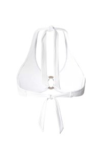 Biely bikini top s halter krkom, ktorý má kruhový kovový detail na zadnej strane, textúrované popruhy a viazanie pre nastaviteľné prispôsobenie.