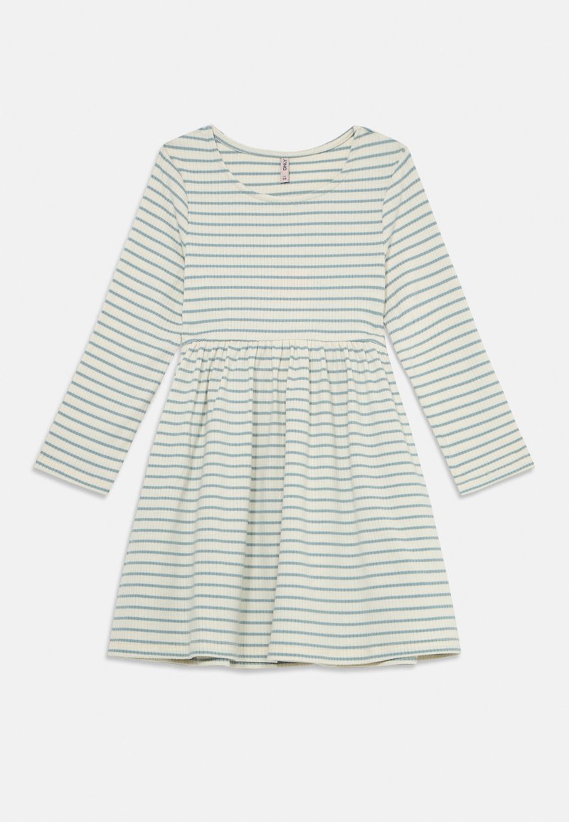 Svītrainas garām piedurknēm kleita, izgatavota no mīksta balta auduma ar gaiši ziliem svītrainiem, ar savilktu vidukli un noapaļotu kaklu.