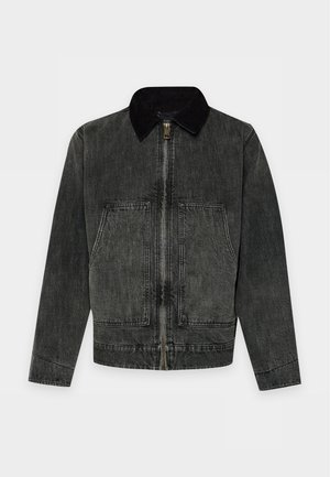 Veste en jean gris foncé avec un col noir, une fermeture éclair sur le devant, des manches longues et deux grandes poches avant.
